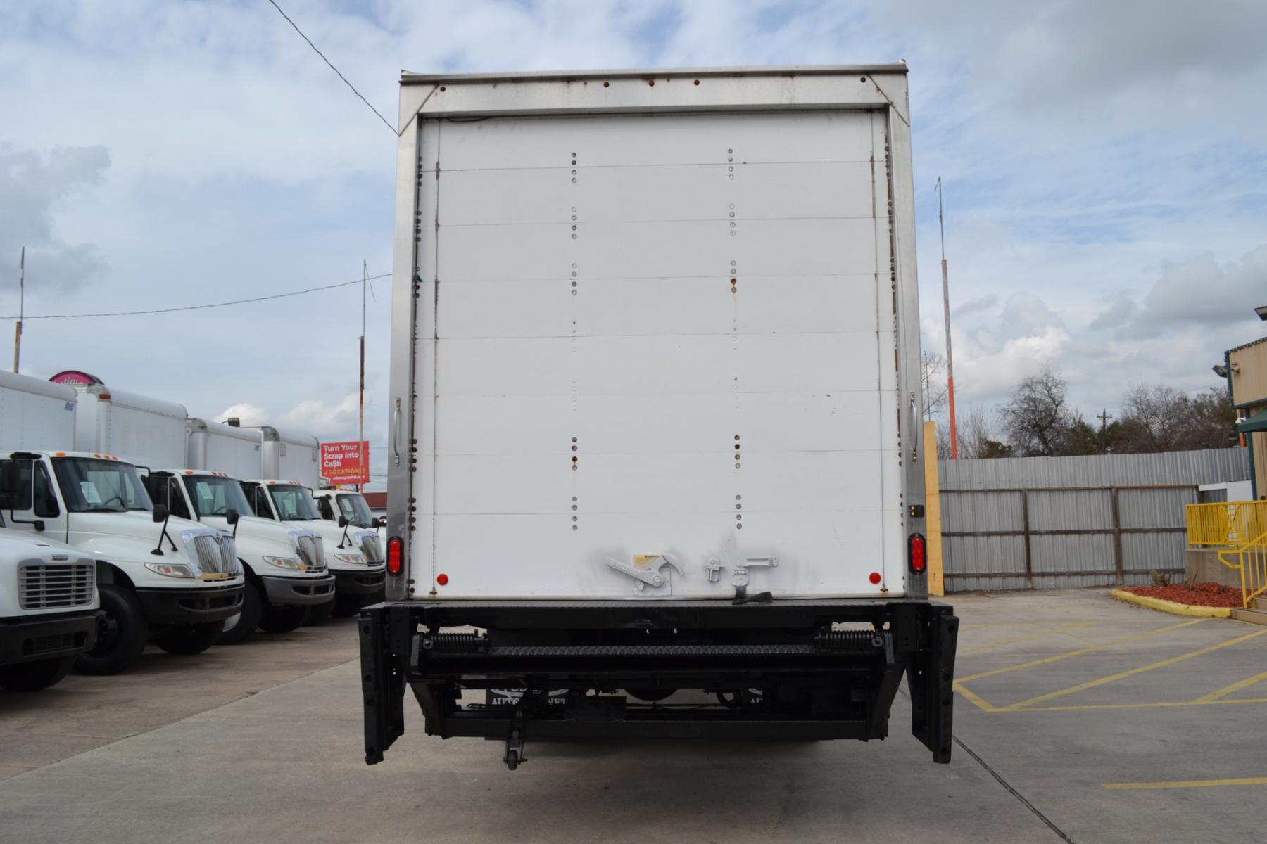 2020 WHITE /BLACK HINO 268 with an JO8E-WU 8.0L 230HP engine, ALLISON 2200HS AUTOMATIC transmission, located at 9172 North Fwy, Houston, TX, 77037, (713) 910-6868, 29.887470, -95.411903 - 25,950LB GVWR NON CDL, 26FT BOX, 13FT CLEARANCE, HEIGHT 103" X WIDTH 102", 2,500LB LIFT GATE, 95 GALLON FUEL TANK, SPRING RIDE, COLD A/C - Photo #5
